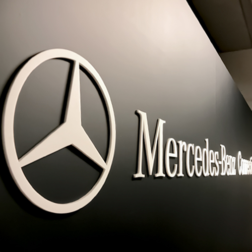 アクリル切文字施工事例　メルセデスベンツ　Mercedes-Benz