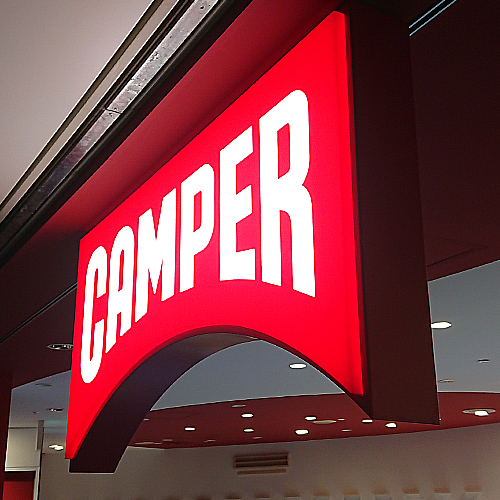 装飾金物サイン施工事例　カンペール　CAMPER