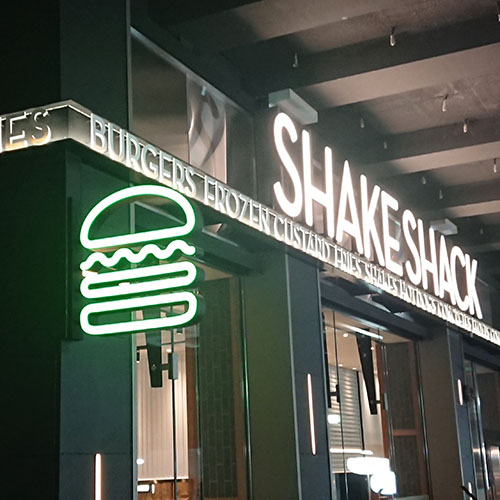 装飾金物サイン施工事例　シェイクシャック　Shake Shack