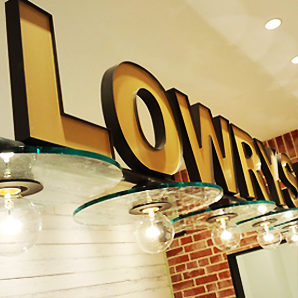 LOWRYS FARMロゴサイン